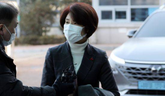 한정애 환경부 장관 후보자가 4일 오전 서초구 한강홍수통제소 사무실로 출근하고 있다. [이미지출처=연합뉴스]