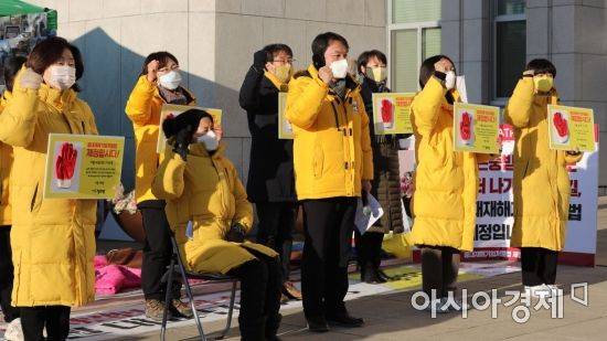 강은미 정의당 원내대표와 의원들이 6일 국회 본청 앞 단식농성장에서 중대재해기업처벌법 제정을 촉구하는 구호를 외치고 있다./윤동주 기자 doso7@