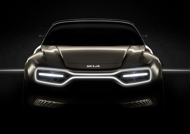 기아자동차가 2019년 2월 공개한 크로스오버 EV 콘셉트카 티저 이미지. 기아차의 새 로고가 이때부터 적용돼 있다. ⓒ기아자동차