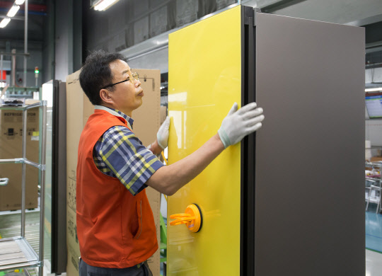 광역시 광산구 하남산단 6번로에 위치한 삼성전자 광주사업장에서 직원들이 모듈러 타입의 '비스포크 냉장고'를 생산하고 있다. <삼성전자 제공>