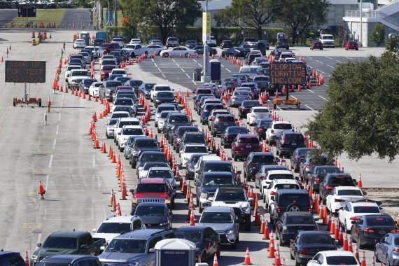 미국에도 영국 변종 코로나19 바이러스가 상륙한 가운데 5일(현지시간) 플로리다주 마이애미의 '드라이브 인' 검사소 앞에 차들이 길게 줄을 늘어서 있다. 사진=AP뉴시스