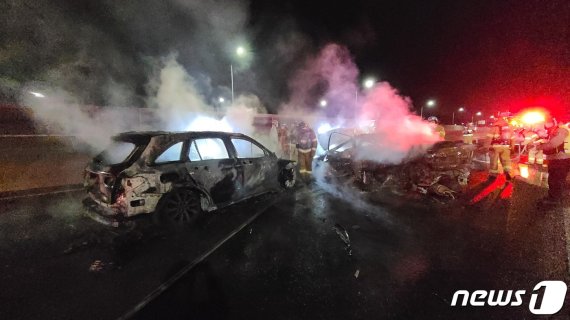 경부고속도로에서 음주 교통사고 직후 화재가 발생해 소방대원들이 진화작업을 벌이고 있다. /사진=뉴스1