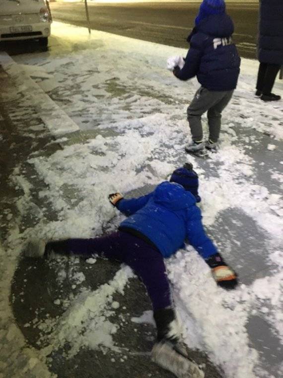 6일 밤 중부지방에 내린 폭설로 서울 시내 퇴근길이 큰 혼잡을 빚었다. 하지만 코로나19로 집안에서만 지내던 어린이들은 이날 밤중에도 거리로 나와 눈싸움을 벌였다. 사진=fnDB