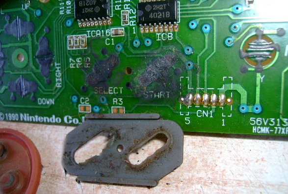 (오래된 게임기를 분해해보면.. 이런 식으로 마모되어 있는 걸 자주 볼 수 있다...)