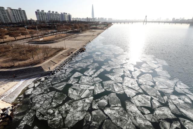 한파로 서울 전역에 한파경보가 내려진 6일 서울 강동구 천호대교 인근 한강에 얼음이 얼어 있다. 뉴시스