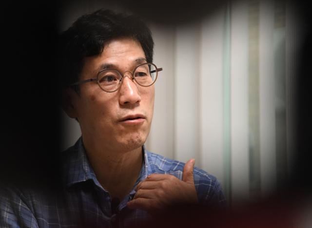 진중권 전 동양대 교수가 지난달 29일 서울 마포구 성산동 자택에서 한국일보와 인터뷰하고 있다. 배우한 기자