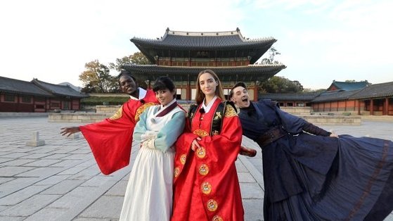 넷플릭스 드라마 킹덤 의 주요촬영지인 서울 궁을 돌아보는 '어서와~ 킹덤 투어는 처음이지?' 랜선 투어