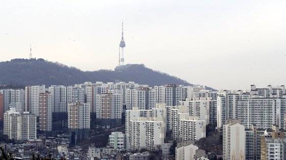새해에도 집값 불안감이 크다. 올해 주택시장 안정에 정부의 주택 공급 확대가 중요한 변수로 작용할 전망이다. 사진은 서울 도심 아파트[뉴시스]