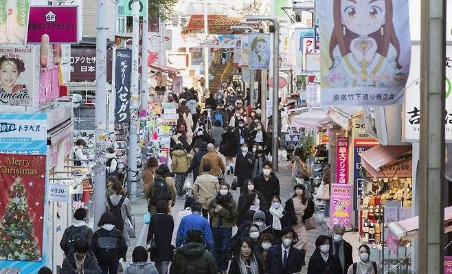 일본 도쿄 시민들이 지난 17일 번화가인 하라주쿠의 거리를 오가고 있다. AP=연합뉴스