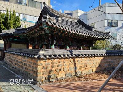 경남 창원 합포구(마산)월영동에 있는 월영대. 예전에는 바다를 바라보는 해변가에 자리잡고 있었지만 지금은 건물숲에 둘러쌓여 있다.