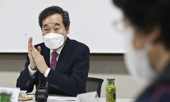 더불어민주당 이낙연 대표가 6일 오후 서울강서아동보호전문기관을 방문, 관계자들과 간담회를 하고 있다./국회사진기자단