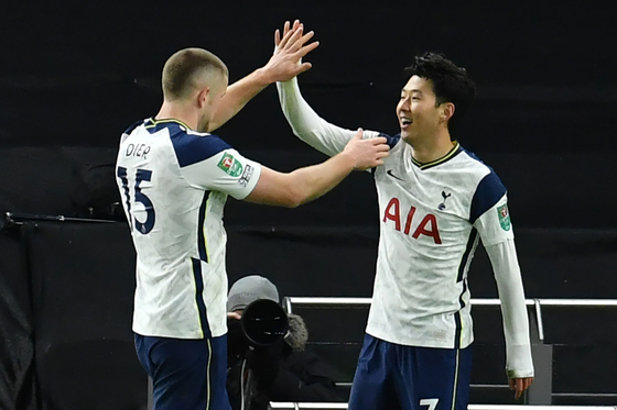 Son Heung-min of Tottenham Hotspur, right, celebrates after scoring a goal during the semifinals of the Carabao Cup against Brentford at Tottenham Hotspur Stadium on Tuesday. [AFP/YONHAP]