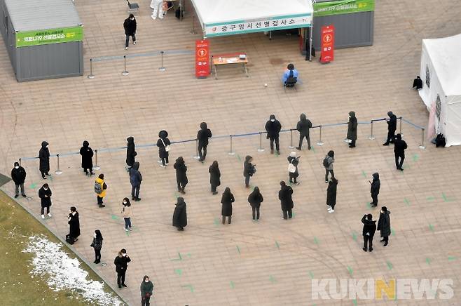 지난 12월18일 오후 서울시청 앞 광장에 마련된 중구 임시 선별검사소에서 시민들이 검사를 받기 위해 줄을 서 대기하고 있다. 박태현 기자
