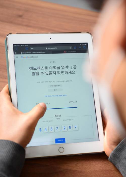 20, 30대 일부는 근로소득의 한계를 극복하기 위해 ‘패시브인컴’(passive income) 창출에 주력하고 있다. 전자책 판매, 블로그 광고, 제휴 마케팅 등으로 수익을 얻으려는 시도다. 사진은 개인 웹사이트에 구글 광고를 붙여 수익을 내는 ‘구글 애드센스’를 들여다보는 직장인의 모습. 윤성호 기자
