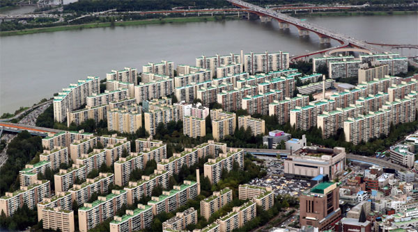 압구정 현대아파트 등 서울 강남 재건축 투자에 대한 외지인들 관심이 커지고 있다.  [매경DB]