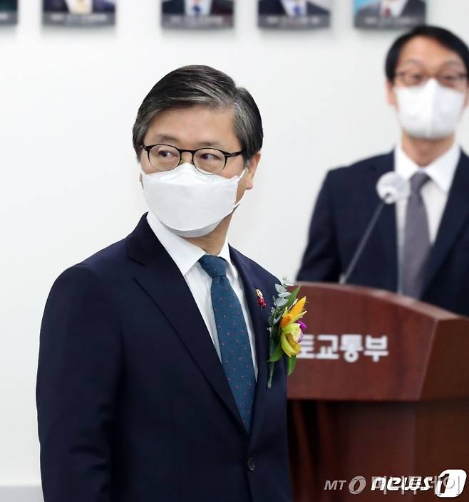 (세종=뉴스1) 장수영 기자 = 변창흠 국토교통부 장관이 29일 정부세종청사 국토교통부에서 열린 취임식에 입장하고 있다. 2020.12.29/뉴스1