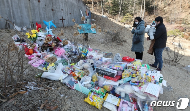 지난 5일 경기 양평 하이패밀리 안데르센 공원묘지를 찾은 추모객이 입양 후 양부모에게 장기간 학대를 당해 숨진 16개월 영아 정인(가명)양을 추모하고 있다.정인 양은 지난해 10월 13일 양천구 목동의 한 병원에서 사망했다. 양모 장씨로부터 상습적인 폭행·학대를 당했으며, 등 쪽에 강한 충격을 받아 사망에 이른 것으로 조사됐다. /사진=뉴스1.