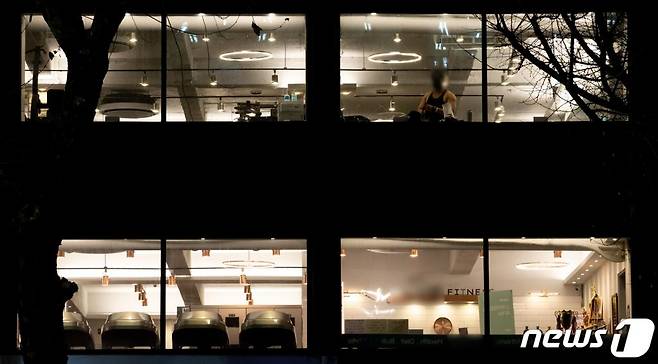 (서울=뉴스1) 이재명 기자 = 정부의 사회적 거리두기 조치가 4일부터 수도권에서 2.5단계로, 비수도권에서 2단계로 2주간 연장된 가운데 집합금지 시설에 해당하는 헬스장 업주들이 정부 지침에 항의하는 뜻에서 체육관을 열고 공동행동에 나설 움직임을 보이고 있다.  사진은 4일 오후 서울의 한 헬스장에서 시민들이 운동을 하고 있다. 2021.1.4/뉴스1