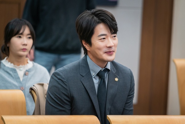 Flying for the opening Kwon Sang-woo, Joohyun Kim, Jung Woong-in are showing a hot acting Synergy.SBSs Golden Earth Drama Flying For the Going (director Kwak Jung-hwan, playwright Park Sang-gyu, Planning & Production Studio & New, Investment Wave) unveiled a hot-blooded behind-the-scenes cut of Kwon Sang-woo, Joohyun Kim, and Jung Woong-in on January 6.The confrontation between the gentry dragons who struggle to reveal the truth hidden in power and the elite group who do not choose means and methods for profit gave a thrilling reversal every time and catharsis.The Murder case, the three-member case of Samjung City, and the Murder case of the truck driver of Ohseong City, which had a fierce legal battle, gave a heavy echo by sharpening the absurd section of reality.Park Tae-yong (Kwon Sang-woo), who represents and comforts the pain of those who have no place to complain even after using unfair falsification, and Park Sam-soo added the depth of true Sung Eun sympathy.There have been many crises and conflicts, but two of them have chosen together rather than abandonment. The struggle of those who do not stop reckless rebellion to reveal the truth is ringing hotly.The driving force has the hot rolling of Actors.Kwon Sang-woo, Joohyun Kim, and Jung Woong-in are adding aspirations by drawing a three-dimensional character running toward their beliefs and goals.Park Tae-yongs sincerity, which had nothing to have, but wanted to solve the injustice of the defendants with a sense of justice and passion, made a small change in the unreasonable reality.Kwon Sang-woos Acting, which skillfully unravels the humane Park Tae-yong, who is in conflict between justice and reality, has led to empathy.Joohyun Kim added vitality by drawing out the psychology of the transforming Yi Yu-gyeong, who made a stinging step in an angry way to those who turned away from the truth.Although the action is made before the mind, the appearance of meeting Park Sam-soo and growing up is also a shame.Jung Woong-in of Jang Yoon-seok, who sets up a confrontation with the dragons, is the first to coordinate the tension of the drama.He is a person who is pointing an arrow toward the elite group of Hoshitam in a place that is not visible while guarding Park Tae-yong.Jung Woong-in has dynamically drawn the complicated inner side of Jang Yoon-seok, who is rarely known, and has increased his immersion.You can also get a glimpse of the behind-the-scenes photos of Actors Soong Eun.Kwon Sang-woo, Joohun Kim, and Jung Woong-in, who can not take their eyes off the script until just before shooting, emit hot heat even in the field.It is interesting to see a serious look that does not miss even the trivial feelings of Character.When I go into the shooting, I concentrate scary, but the scene where the laughter is constant is the secret of the kicking breathing.As the confrontation between the frontiers and the elite group is on the pole, attention is focused on the Synergy to show Kwon Sang-woo, Joohun Kim, Jung Woong-in.