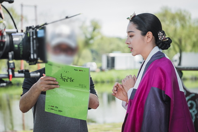 Queen Cheorin Shin Hye-sun and Kim Jung-hyun are responsible for the audiences laughter.The TVN Saturday drama Queen Cheorin (directed by Yoon Sung-sik, playwright Park Gye-ok Choi A-il, produced by STUDIO PLEX, Craveworks) has been loved by the true value of fusion historical comedy.The survival period of the palace of Kim So-yong (Shin Hye-sun), a heavy war with the soul of the world, is giving a new smile that transcends imagination.Here, the thrilling change of Cheoljong (Kim Jung-hyun) added to the surprise simkung attack and enthused viewers.As evidenced by this, the ratings are also on the rise, with the last eight ratings soaring to a maximum of 14.7%, and the company has firmly maintained its top spot in the same time zone, including cable and general edition.In particular, except for the men in their 2nd and 30th national standards, they have been ranked # 1 in the same time zone in all channels including terrestrial broadcasting in all age groups from teenagers to 50s.At the center is Shin Hye-sun and Kim Jung-hyun, who engulfed the house theater with a synergistic comic synergies.With the hot praise of the two actors who created the previous-class characters with the changing act, they can get a glimpse of their fantastic breath in the behind-the-scenes photos.Shin Hye-sun and Kim Jung-hyun, who are scripted with their heads in front of each other, smile as they show off their world swag.Kim So-yong and Cheoljong began to show compassion and favor to each other.Kim So-yong, who had changed his feelings about Cheoljong as the memories of Tteam So-yong permeated, and Cheoljongs sincerity to not be enemy to himself made them guess the change that came to them.In particular, Cheoljongs surprise kiss ending started with the romance of Notachi, raising expectations.The exquisite development that does not miss the thrilling tension even in a pleasant smile was completed with the skillful act of the actors.In the last broadcast, Kim So-yong learned one by one the truth that he did not know through the smells of the ship throughout his home.Especially, I remembered childhood memories from the appearance of Cheoljong panicking at the well, and the young Kim So-yong who was dragged by someone and the harmony that appeared next to him.And for some reason, as far as Cheoljong, who was trapped in a well, an unknown memory crossed, foreshadowing another truth hidden in the tangled connections of the three.The scene where the three people face each other like fate is a major point that is a turning point in the relationship change. Efforts are conveyed in the serious faces of those who talk with director Yoon Sung-sik.The performance of the new steelers who constantly make laughter is also indispensable.Kim In-kwon, who played a role of licorice with Kim So-yong, who disassembled him as a master master of Colonel Suragans Manbok, and Cha Jung-hwa of Choi Sang-gung Station, who is caught up in Kim So-yong of That World Tension and shows an extreme 24 hours of Bopil, and Chae Seo-euns cheerful filming scene of Hongyeon also gives a warm feeling.The Queen Cheorin was a turning point when the secrets of the characters began to be revealed.Cho Choljong, who spurred the secret preparation plan, and Cho Hwa-jin, who was anxious to lose the Great King (Bae Jong-ok), who started to guard against it, took the hand of Cho Ki-bi (Jo Yeon-hee).Kim So-yongs abnormality, which is causing emotional synchronization with the main body, is raising questions about what variables will act on the tangled relationship.