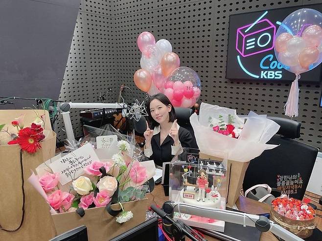 Actor Kang Han-Na celebrated KBS Cool FM Kang Han-Nas volume a year anniversary.Kang Han-Na posted several photos on his Instagram on January 6 with an article entitled Thank you very much for celebrating and sharing a year anniversary of Handi.Kang Han-Na in the public photo is smiling brightly in the background of colorful bouquets and balloons in the radio studio.Kang Han-Na took on the Raise the volume of Kang Han-Na in January last year and welcomed a year anniversary today.He also won the Radio New DJ Award at the 2020 KBS Entertainment Grand Prize held on December 24th.Meanwhile, Kang Han-Na appears in TVNs new drama The Falling Living.