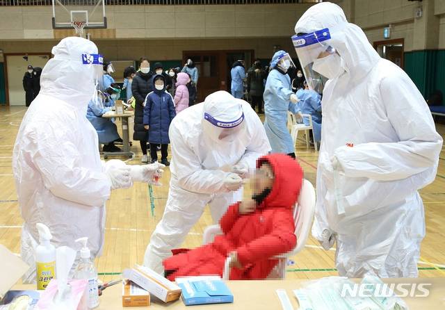 [충주=뉴시스]이병찬 기자 = 충북 충주시 국원초교 임시 선별진료소에서 4일 어린이들이 코로나19 진단검사를 받고 있다.2021.01.04.bclee@newsis.com