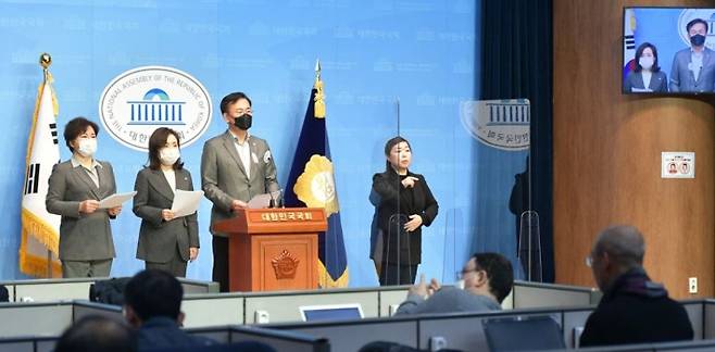 국민의힘 유상범(오른쪽 두번째부터), 전주혜, 조수진 국회 법제사법위원들이 6일 국회 소통관에서 추미애 법무부 장관의 검찰 고발에 대해 기자회견하고 있다. 연합뉴스