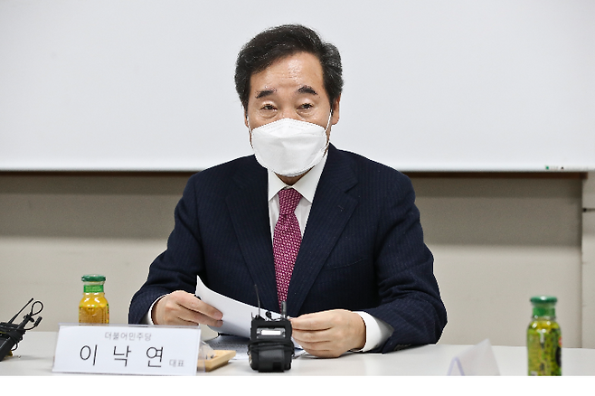 더불어민주당 이낙연 대표가 6일 오후 서울강서아동보호전문기관에서 관계자들과 간담회를 하고 있다. 국회사진취재단