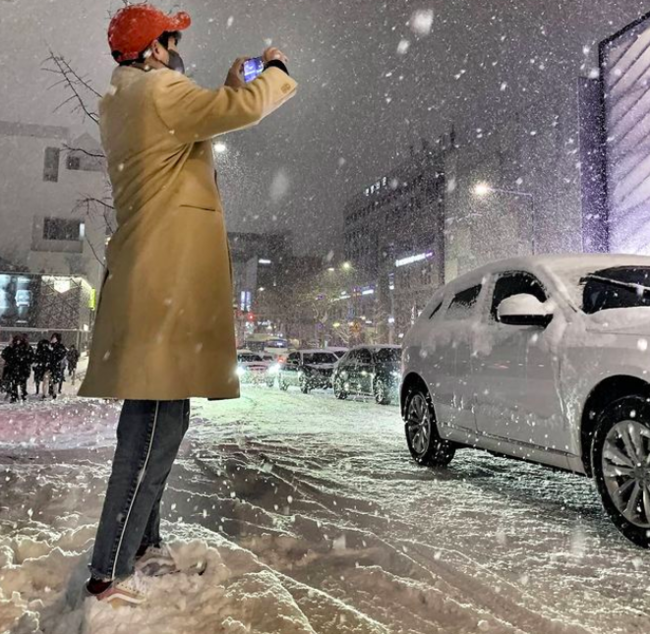 Trott, 39, shared his daily routine with the photo.Young Tak posted a picture on his Instagram on the afternoon of the 6th and commented briefly, Im snowing.On this day, when he uploaded his own photos, he is attracted to the picture of Young Tak, which contains a picture of a night sky with thick snowflakes.It is enough to give a smile to those who see the joy of seeing the child with every glancing.Young Tak, who was born in 1983, made his debut with the song I Love You in 2007 and announced his face and name through Mistrot tomorrow in 2020.Young Tak SNS