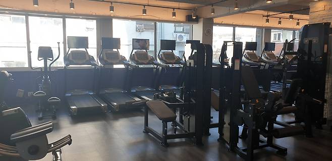 서울 용산구 한 헬스장은 5일 정부의 불공평한 방역 대책에 항의하기 위한 영업을 이틀째 진행했다. 김주연 기자 justina@seoul.co.kr