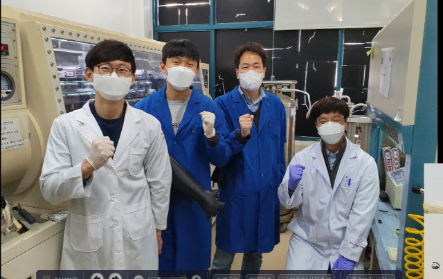 김범준(왼쪽 세번째) 한국과학기술원(KAIST) 생명화학공학과 교수가 연구실에서 팀원들과 파이팅을 외치고 있다.