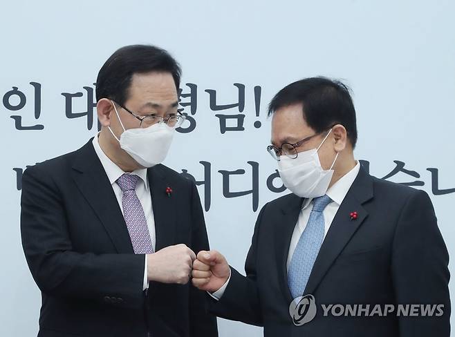 국민의힘 예방한 유영민 신임 대통령 비서실장 (서울=연합뉴스) 진성철 기자 = 국민의힘 주호영 원내대표(왼쪽)가  6일 오후 서울 여의도 국회에서 유영민 신임 대통령 비서실장을 접견하고 있다. 2021.1.6 zjin@yna.co.kr