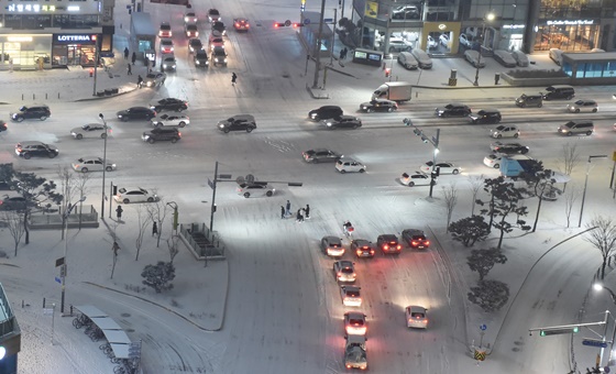 수도권 지역에 대설주의보가 발효된 어제(6일)저녁 경기도 수원시 영통구 망포동 도로에 눈이 쌓여 차량이 거북이 운행을 하고 있다. 사진=뉴시스