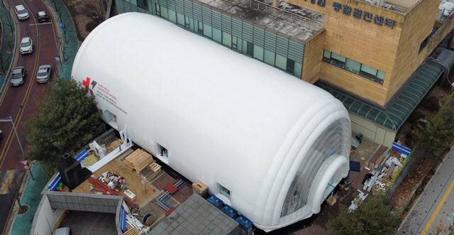 한국원자력의학원에 설치된 이동형 음압병동 외경.(사진=한국과학기술원)