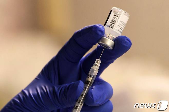 화이자 코로나19 백신 주사기와 백신 물약의 모습.  © AFP=뉴스1