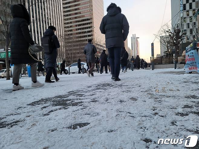 7일 오전 서울 영등포구 여의도역 인근에서 시민들이 출근 중이다. © 뉴스1/이밝음 기자