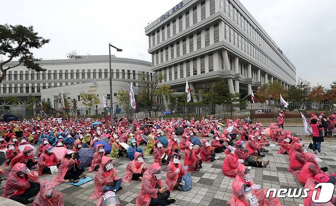 초등돌봄교실 지자체 이관 중단 등을 요구하며 총파업에 나선 전국학교비정규직노조 소속 돌봄전담사들이 지난해 11월6일 세종시 정부세종청사 교육부 앞에서 결의대회를 열고 있다./뉴스1 © News1