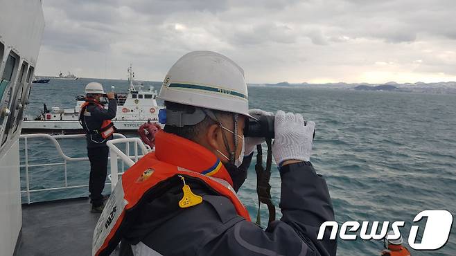 1일 저인망어선 32명민호(39톤·한림선적) 전복사고가 발생한 사고해역을 중심으로 해경이 실종자를 수색하고 있다.(제주지방해양경찰청 제공)2021.1.1 /뉴스1