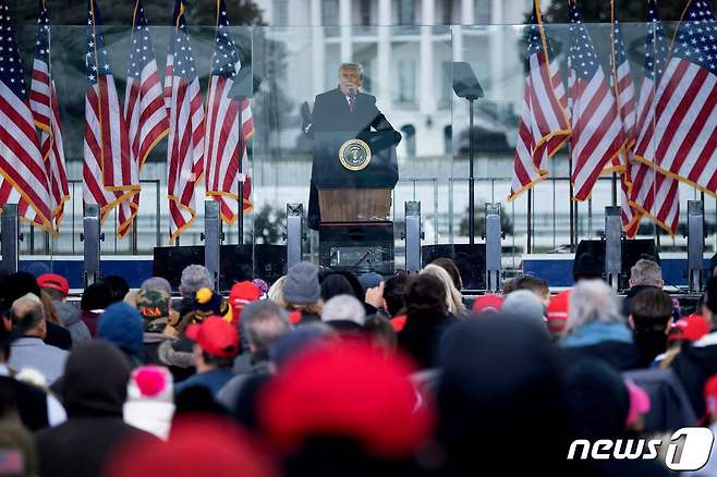도널드 트럼프 미국 대통령이 6일(현지시간) 지지자들 앞에서 연설하고 있다. © AFP=뉴스1