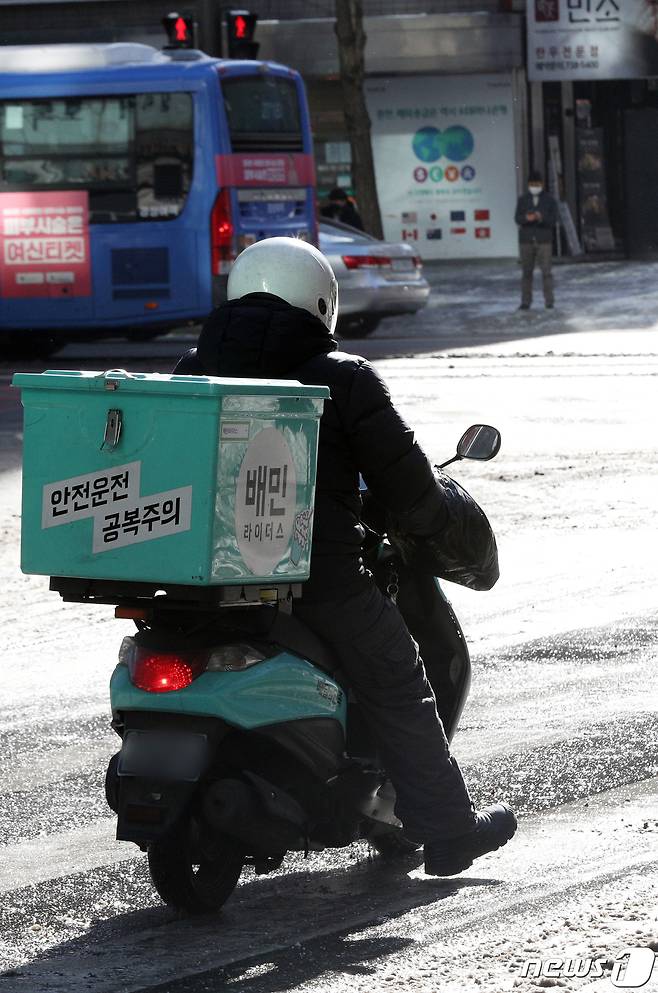 7일 서울 종로구청 앞에서 배달 노동자가 도로를 주행하고 있다. 배달기사 노동조합 라이더유니온은 전날 “폭설이다. 지금 배달 일을 시키는 것은 살인과 다름 없다”는 내용이 담긴 긴급성명을 내고 라이더들의 배달 중단을 촉구했다. 이에 따라 배달의 민족, 쿠팡이츠 등 주요 배달 앱 운영사들은 배달 서비스를 중단하거나 서비스 범위를 축소했다. © News1 황기선 기자