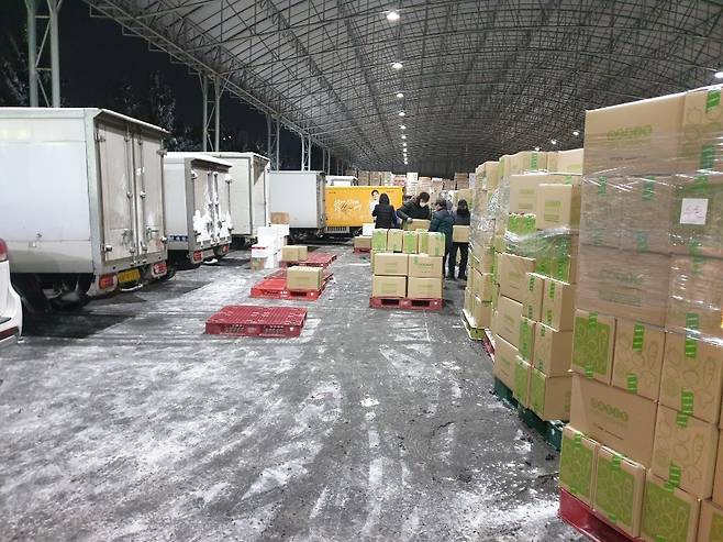6일 오전 2시 경기도 성남시 오아시스마켓 본사 물류센터에서 직원과 배송기사들이 새벽배송 물량을 분주하게 포장하고 있다.(오아시스마켓 제공) © 뉴스1