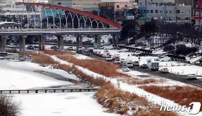 7일 오전 충북 청주 도심이 전날부터 내린 눈으로 하얗게 변해있다. 전날 오후부터 이날 아침까지 청주에는 4.5cm의 눈이 내렸다. 2021.1.7/뉴스1 © News1 김용빈 기자