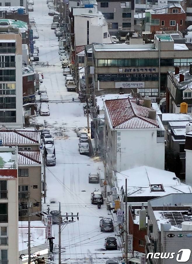 7일 오전 제주시내에는 전날 밤사이 눈이 내려 골목길에 쌓였다.2021.1.7/뉴스1 © News1 홍수영 기자