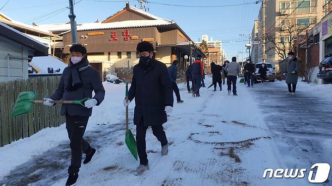 금산군 공무원들이 7일 아침 청사 주변 등에서 눈쓸기를 실시했다.(금산군 제공)© 뉴스1