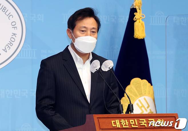 오세훈 전 서울시장이 7일 오전 서울 여의도 국회 소통관에서 기자회견을 열고 '조건부 출마' 의사를 밝히고 있다. 2021.1.7/뉴스1 © News1 박세연 기자