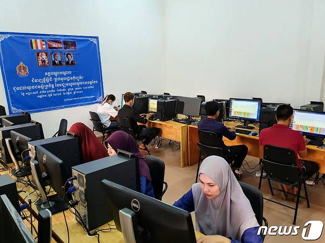 5일 캄보디아 켑(KEP)주 교육국에서 현지 학생들이 '컴퓨터 꿈의교실' 직업교육에 참여하고 있다. '컴퓨터 꿈의교실' 프로젝트는 사단법인 세상을이어가는끈과 캄보디아 교육국의 협력으로 운영되고 있다. (사단법인 세상을이어가는끈 제공) 2021.1.7/뉴스1