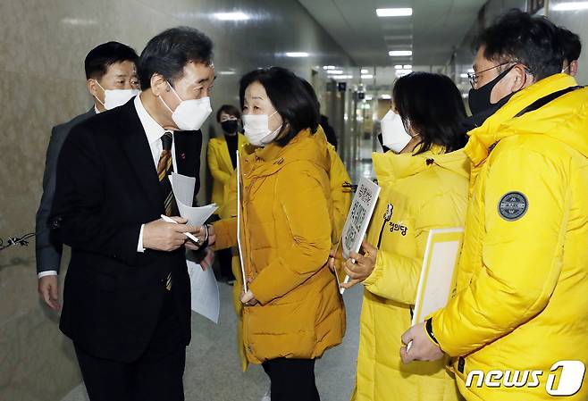 심상정 의원을 비롯한 정의당 의원들이 7일 오후 서울 여의도 국회에서 열린 더불어민주당 의원총회 회의장 앞에서 이낙연 대표에게 '온전한 중대재해기업처벌법' 제정을 촉구하며 피케팅을 하고 있다. 2021.1.7/뉴스1 © News1 신웅수 기자