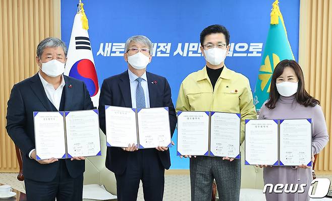 왼쪽부터 정태희 대전사회복지공동모금회 회장, 윤순기 하나은행 충청영업그룹 대표, 허태정 대전시장, 박미애 초록우산 어린이재단 대전지역본부장(대전시 제공)© 뉴스1