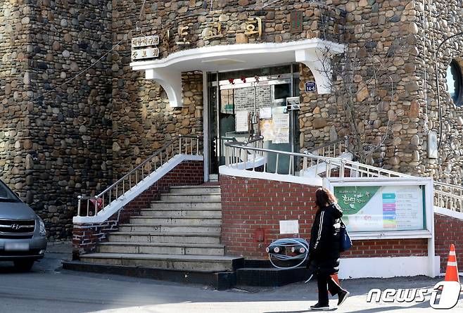 경기 부천시는 성도교회에서 신도 등 15명이 신종 코로나바이러스 감염증(코로나19)확진 판정을 받았다고 6일 밝혔다. 사진은 집단감염이 발생한 성도교회의 모습.2021.1.6/뉴스1 © News1 정진욱 기자