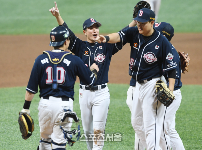 두산 선수들이 한국시리즈 2차전에서 5-4로 승리한 뒤 기쁨을 나누고있다.  김도훈기자 dica@sportsseoul.com